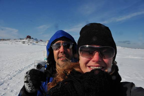 Felizes da vida, andando de dogsleding nas planícies geladas de Ilulissat, na Groelândia